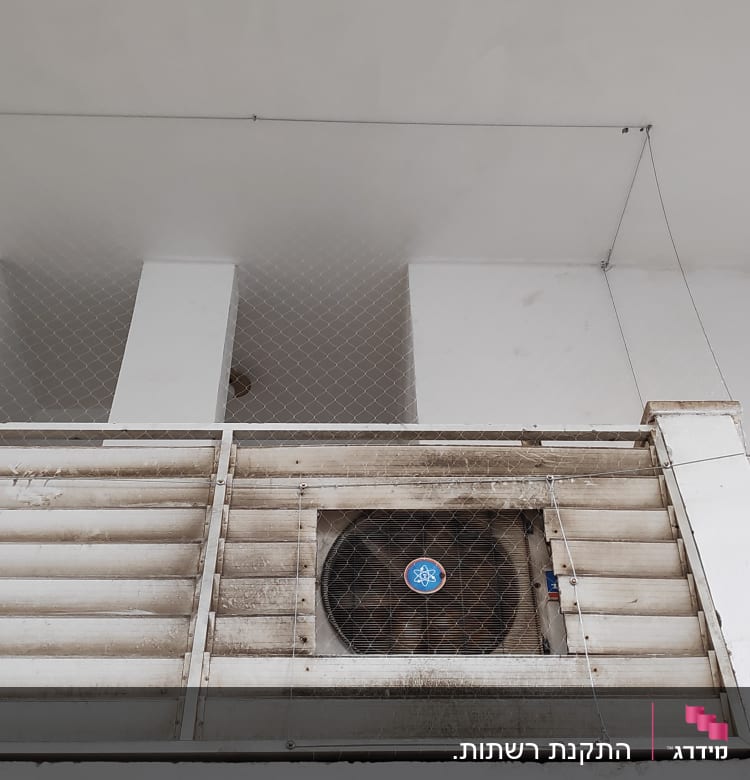 רשת מתוחה למניעת כניסת יונים במרפסת